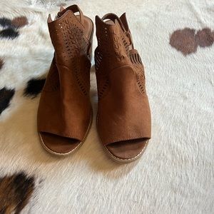 Women’s hills size 8 good condition camel color